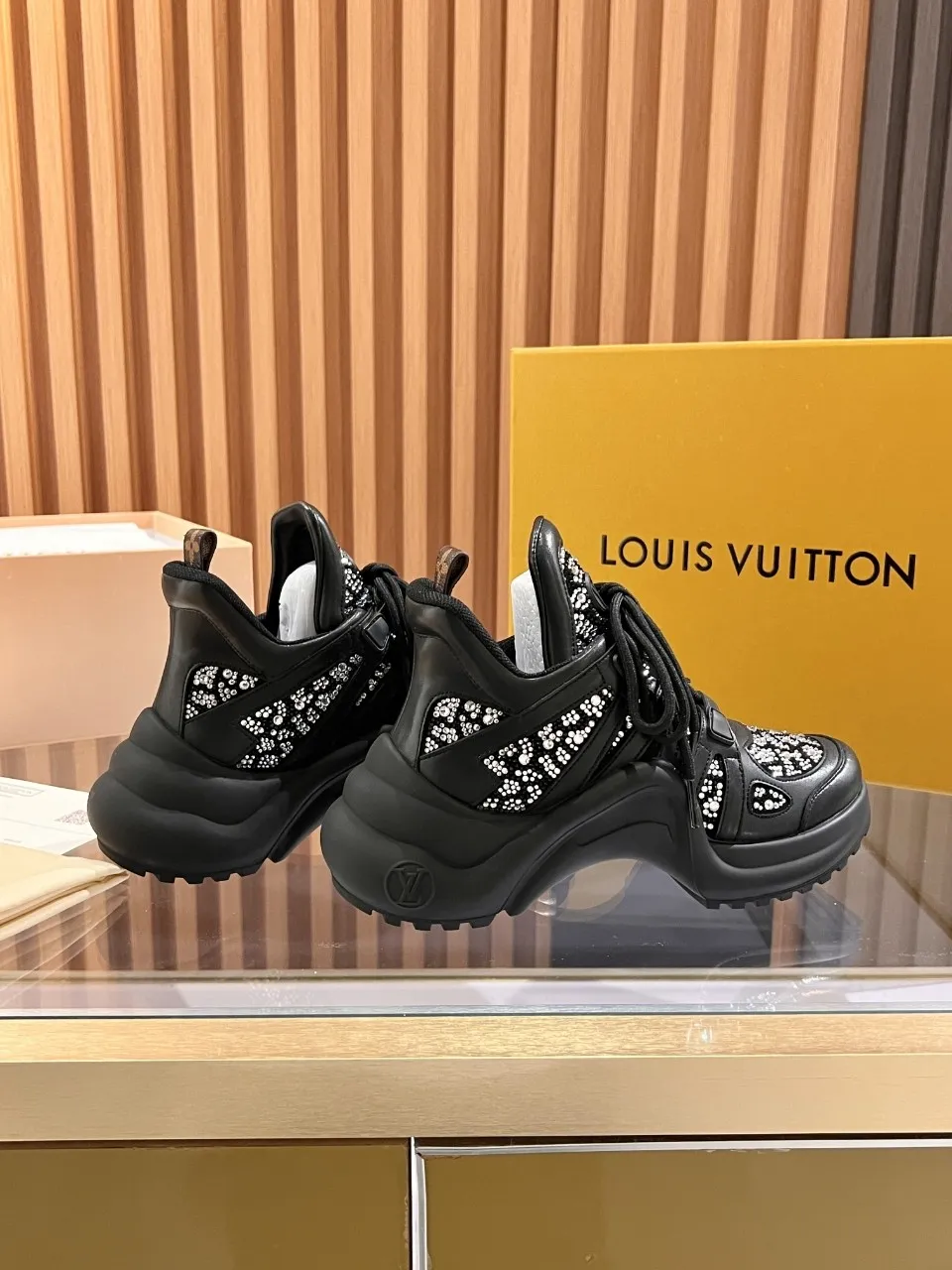 👟👟Ex-factory price 800👟👟 2025 new LV fancy black and white diamond model, high-end and elegant, showing long legs, casual sports dad shoes with heel height of about 5.5cm, 35-41